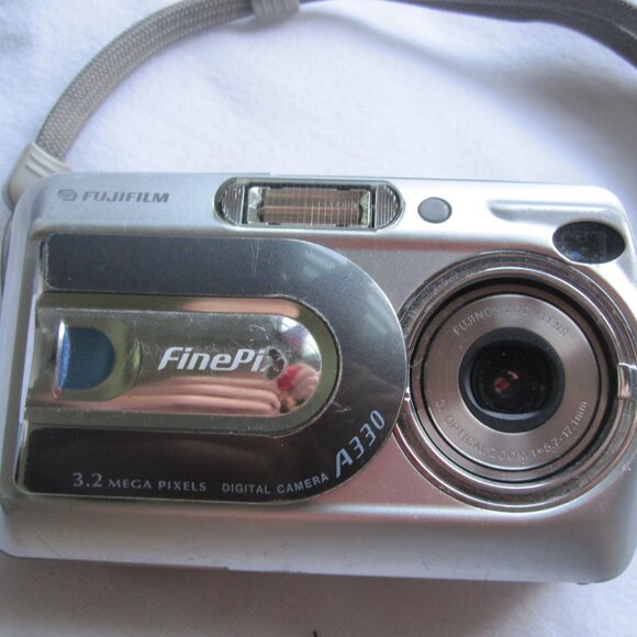 Fujifilm Finepix A330 Digital Camera- 3.2mp, tested w/ CD & Manual